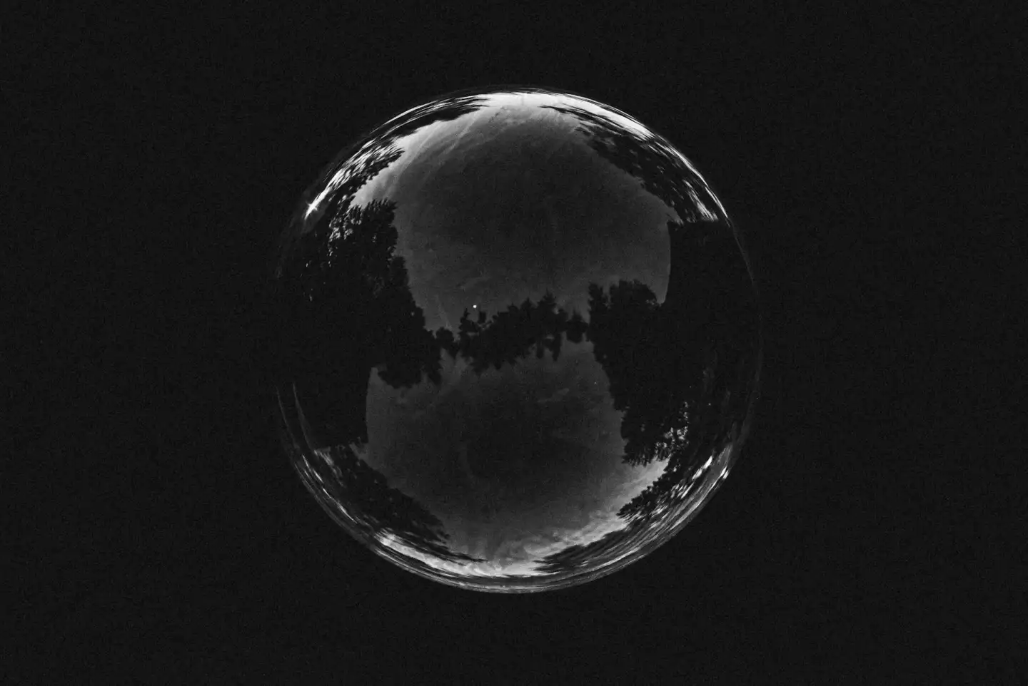 Une bulle de savon sur un fond noir.